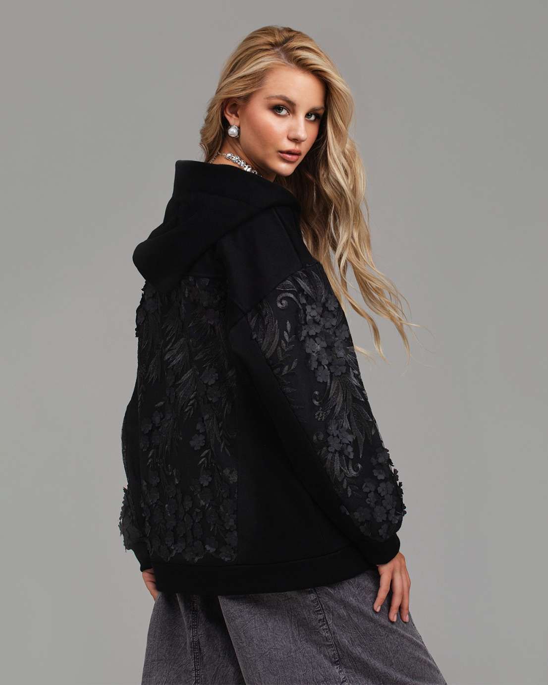 Толстовка с кружевом и аппликацией TC001